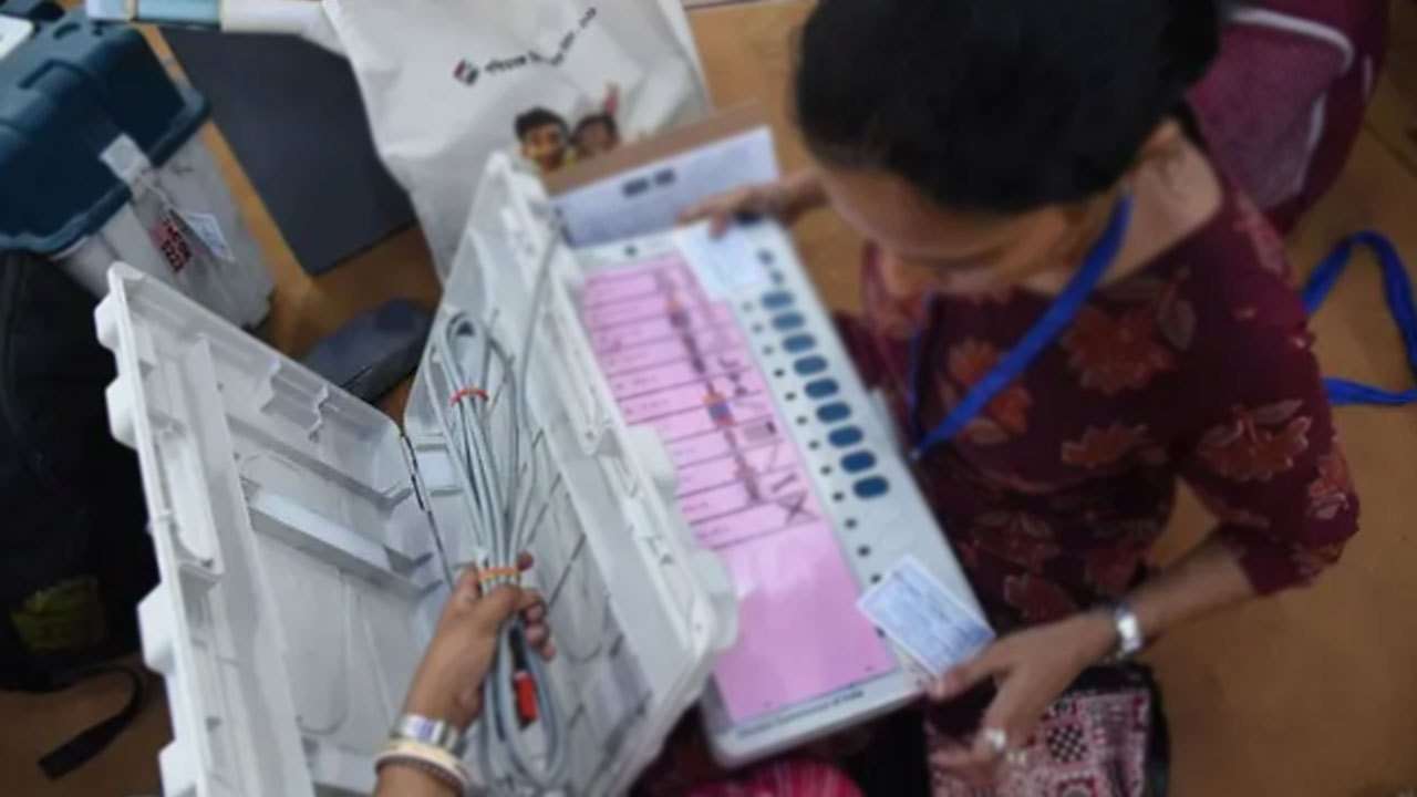 2 தொகுதி இடைத்தேர்தல்: பிரதான கட்சிகளின் வேட்புமனுக்கள் ஏற்பு!