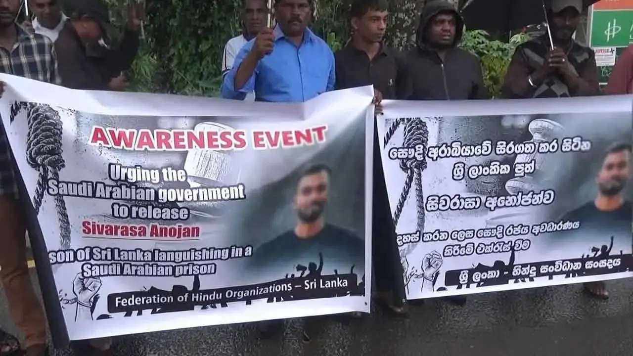 அனோஜனுக்கு ஆதரவாக ஹட்டனில் கொட்டும் மழையிலும் ஆர்ப்பாட்டம்!