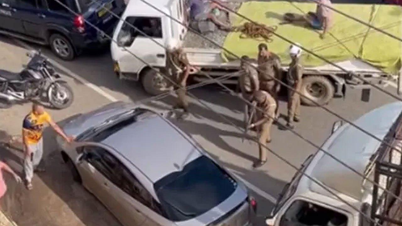 பொலிஸ் தடையை மீறி சென்ற காரை வழிமறித்த பொலிஸார்