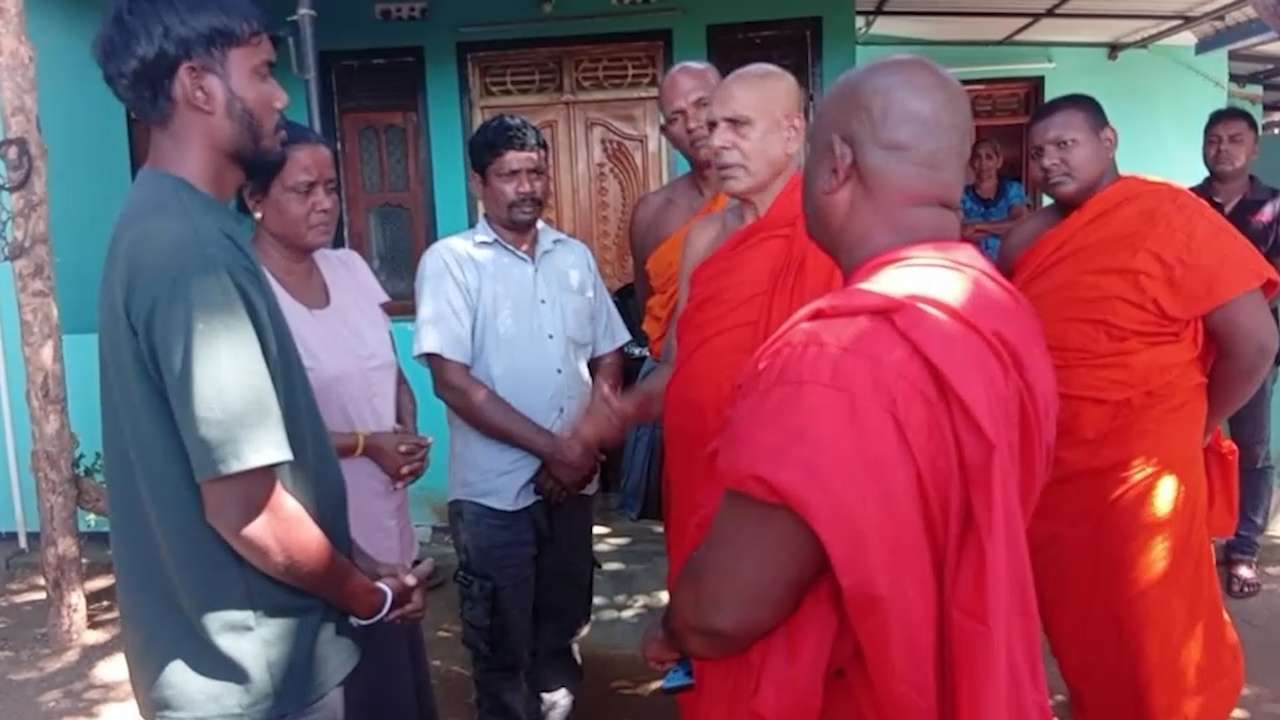 அனோஜனின் வீட்டிற்கு பத்தரமுல்லே சீலரத்ன தேரர் விஜயம்!