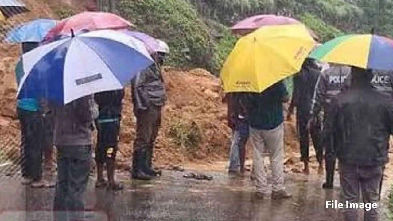 ஹட்டன் - கொழும்பு பிரதான வீதியில் போக்குவரத்துக்கு பாதிப்பு