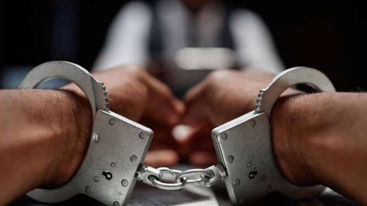 புத்தசாசன அமைச்சின் முன்னாள் செயலாளர் ஒருவர் கைது