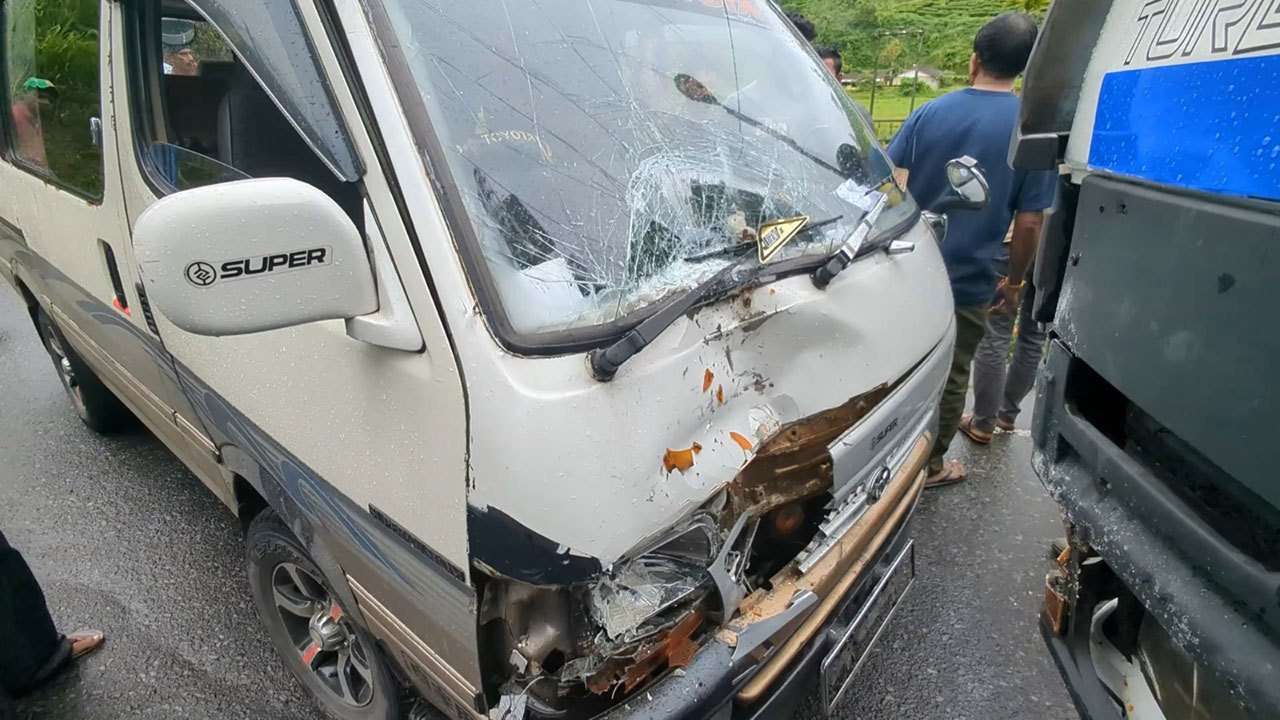 ஹட்டனில் லொறியுடன், வேன் மோதி விபத்து