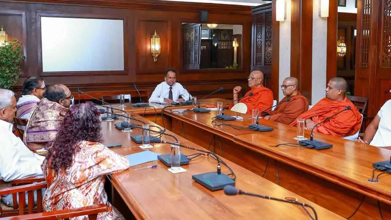 அனோஜனை விடுவிக்க அரச தலையீடு கோரி மகாநாயக்க தேரர்கள் ஜனாதிபதிக்கு மகஜர்!