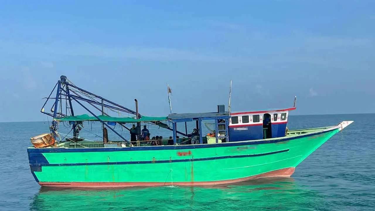 இலங்கைக் கடற்பரப்பில் அத்துமீறிய 09 இந்திய மீனவர்கள் கைது