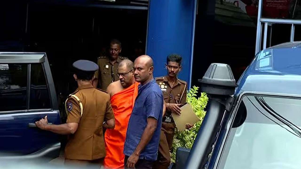 கைதான ஞானசார தேரர், நீதிமன்றில் ஆஜர்படுத்த அழைத்து வரப்பட்டார்!