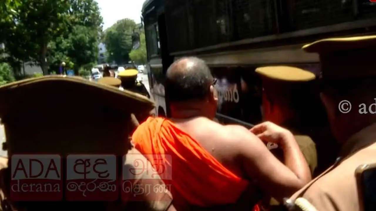 ஞானசார தேரருக்கு அணிவிக்கப்பட்ட கைதிக்கான சீருடை!
