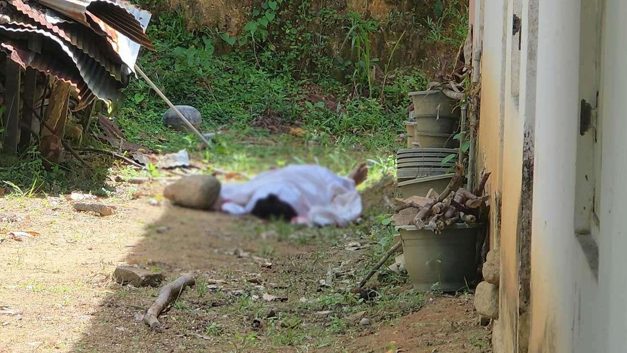 மர்மமான முறையில் உயிரிழந்த இரு பெண்களின் சடலங்கள் மீட்பு