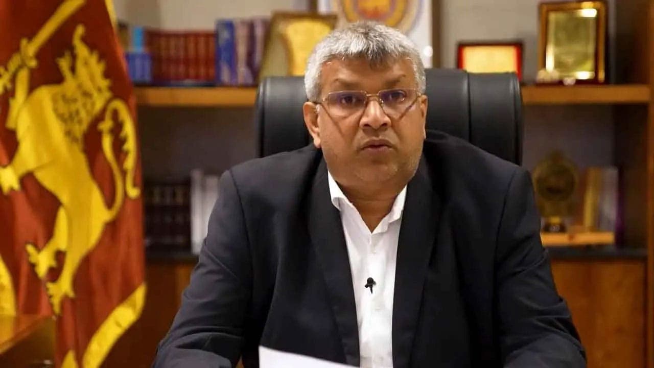 சிறையிலிருக்கும் பௌத்த துறவிகள் வெளியே அழைத்து வரப்படும் போது காவி உடை அணிய அனுமதி