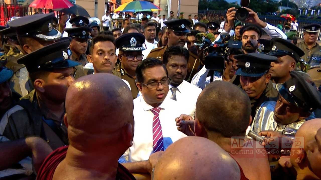பேரணி சென்ற தேரர்களுடன் ஜனாதிபதி செயலாளர் கலந்துரையாடல்