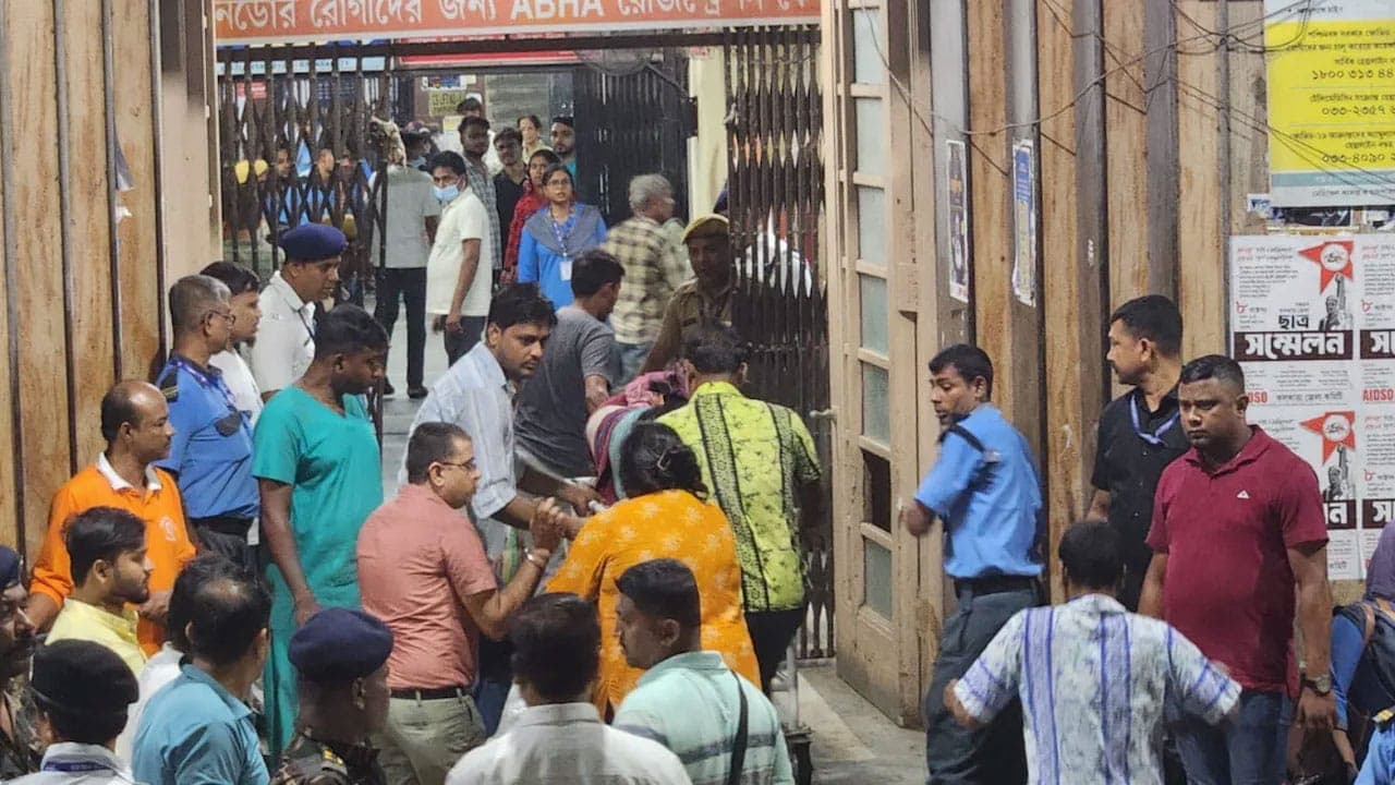 கொல்கத்தாவில் துர்கா பூஜையில் கூட்ட நெரிசலில் சிக்கி 19 பேர் பலி!