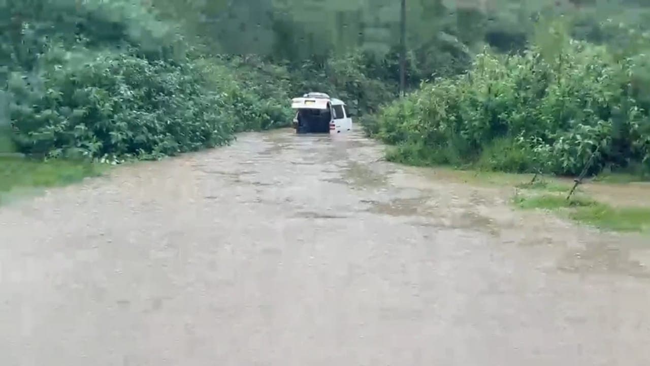 அம்பேவெல, விமலசுரேந்திர நீர்த்தேக்கங்கள் வான்பாய்கின்றன!