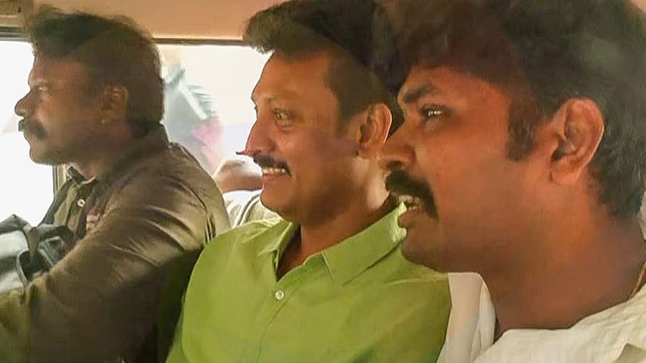 திமுக முன்னாள் அமைச்சர் அன்பில் மகேஷ் கைது!