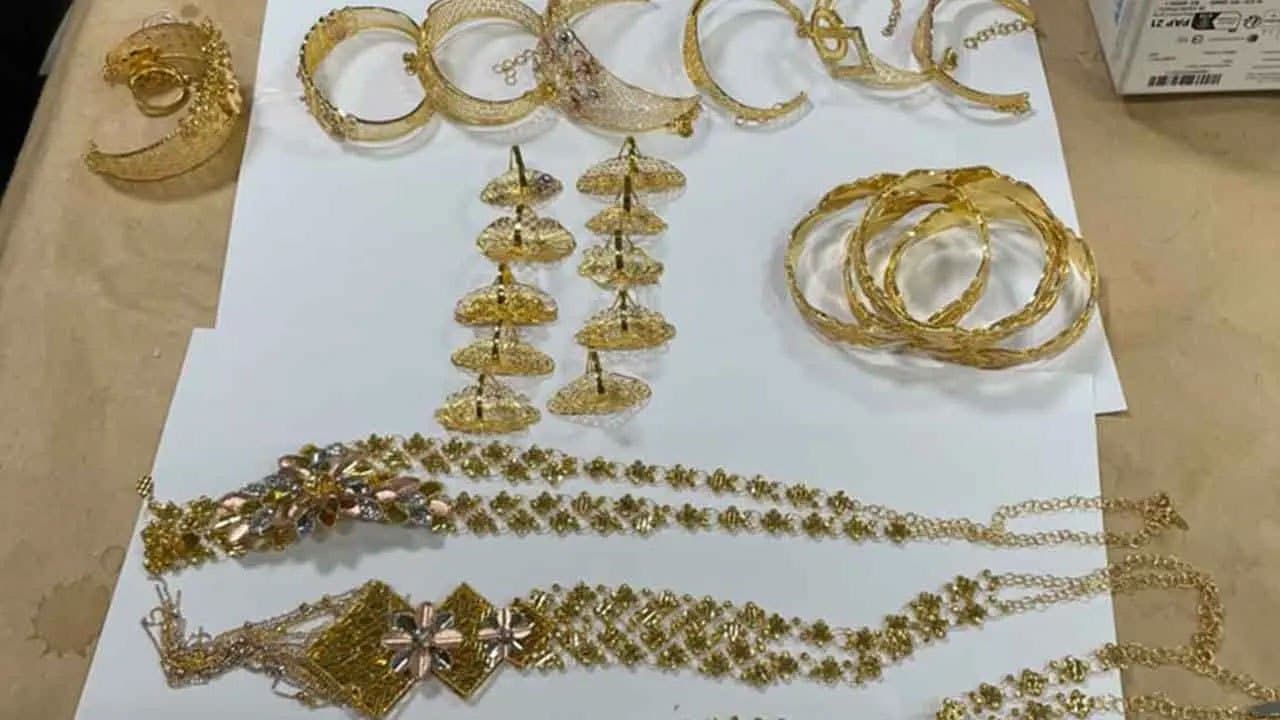பல கோடி பெறுமதியான தங்க நகைகளைக் கடத்த முயன்ற பயணி கைது