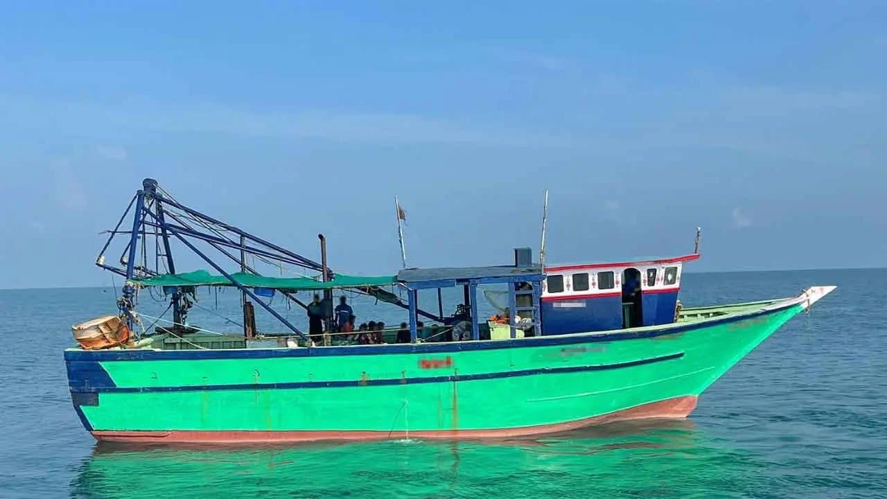 இலங்கைக் கடற்பரப்பில் அத்துமீறிய 09 இந்திய மீனவர்கள் கைது