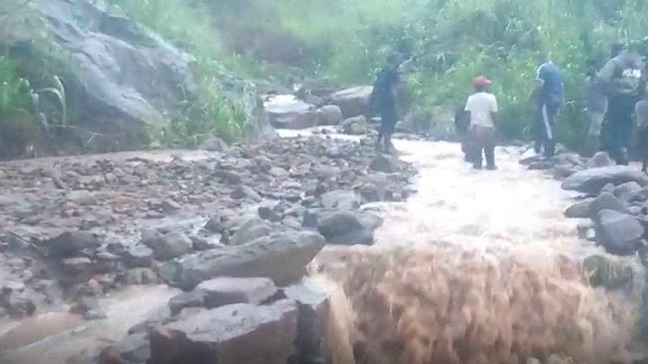 கண்டி - தெல்தோட்டை பிரதான வீதியில் சீறிப்பாய்ந்த வெள்ளம்