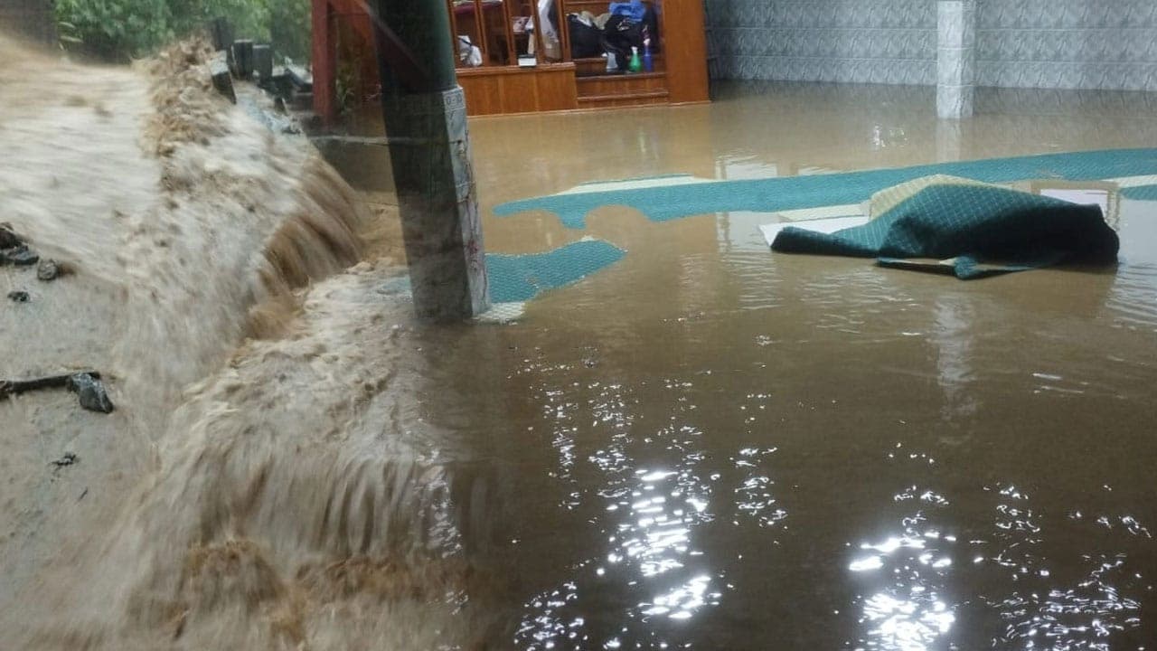 அக்குறணையை அரை மணி நேரத்தில் புரட்டி எடுத்த கனமழை!