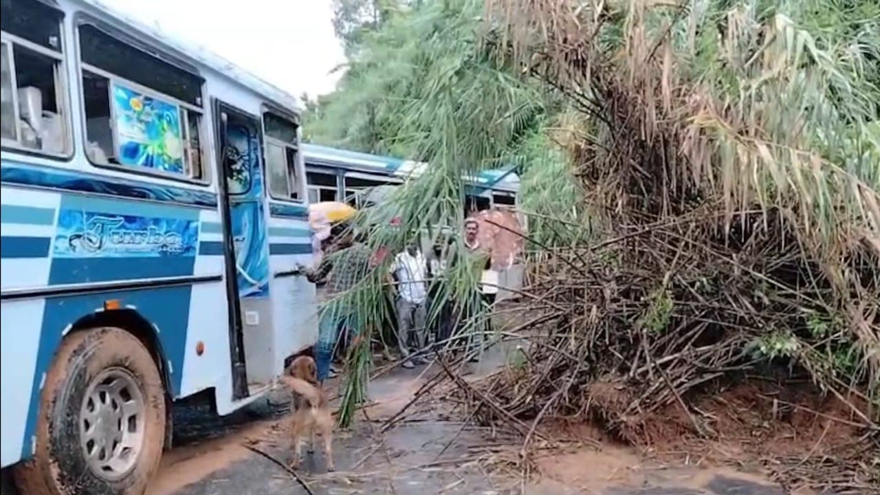 ஹட்டனில் பேருந்துகள் மீது மண்மேடு சரிவு!